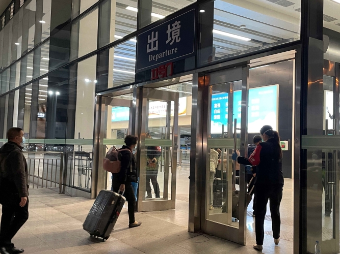 福田口岸通关仅需20分钟，香港居民计划前往北京看升旗仪式