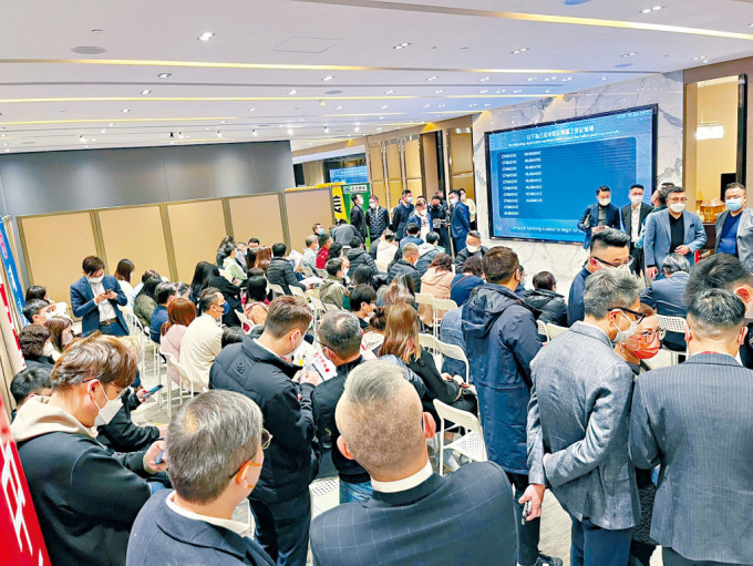 市况升温，新地在农历新年前夕亦推出天水围Wetland Seasons Bay第3期80伙进行新一轮销售，情况为近年罕见。