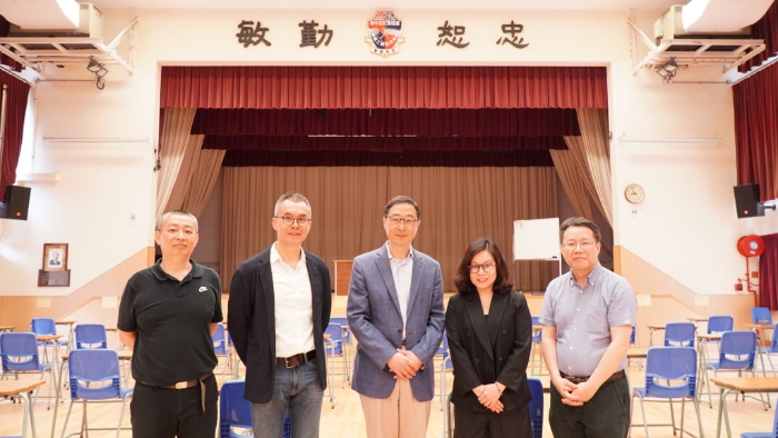 魏向东(中)及麦劲生(左二)到访香港四邑商工总会黄棣珊纪念中学,向赵丽雅校长(右二)等了解学校开考准备 魏向东(中)及麦劲生(左二)到访香港四邑商工总会黄棣珊纪念中学,向赵丽雅校长(右二)等了解学校开考准备