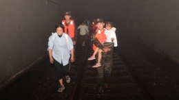 北京洪水│列车被困门头沟两日两夜，328名乘客摸黑行落山