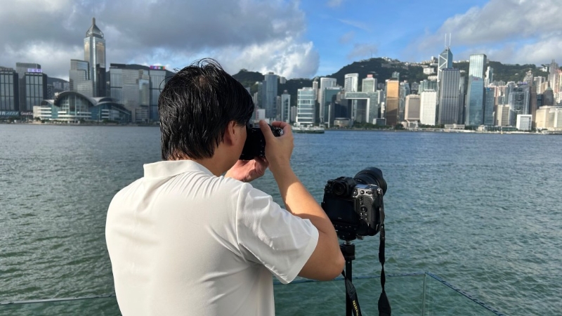 朱先生专程由珠海来港拍摄军舰，他直言心情兴奋。