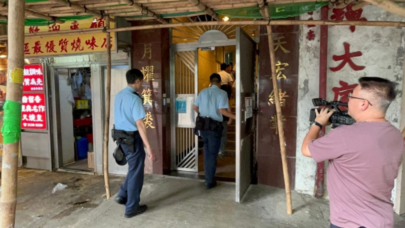 大批警员接报后赶至现场调查。