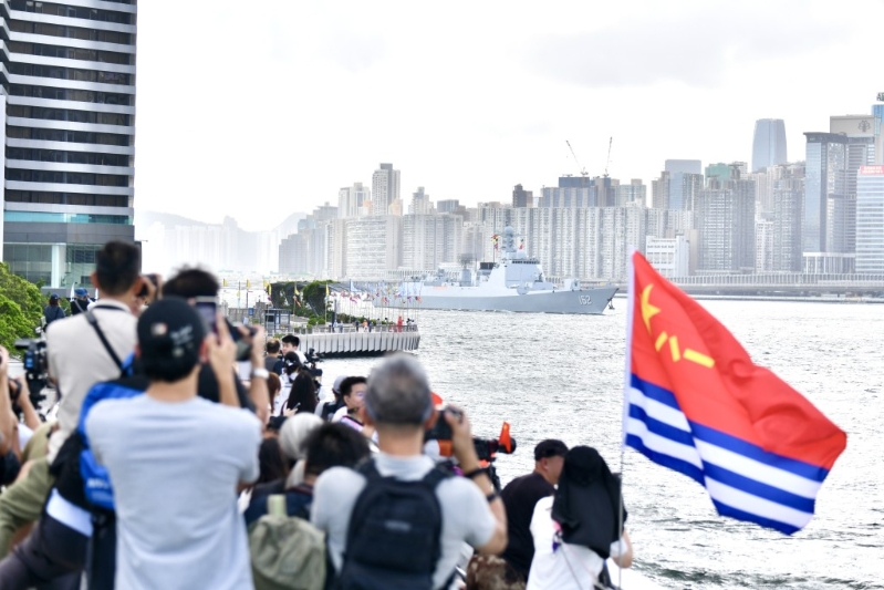 市民带备相机“打卡”，拍下编队抵港的画面。