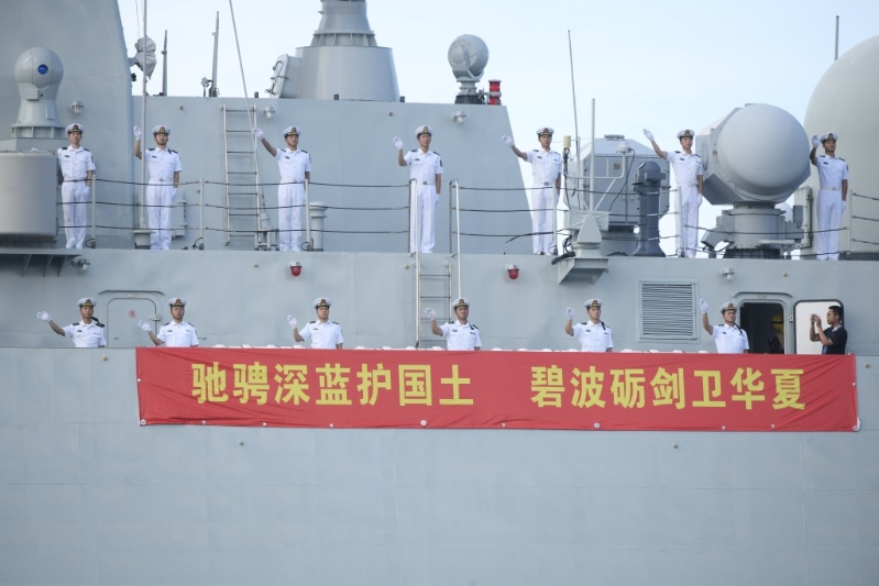 舰上官兵向岸上挥手。