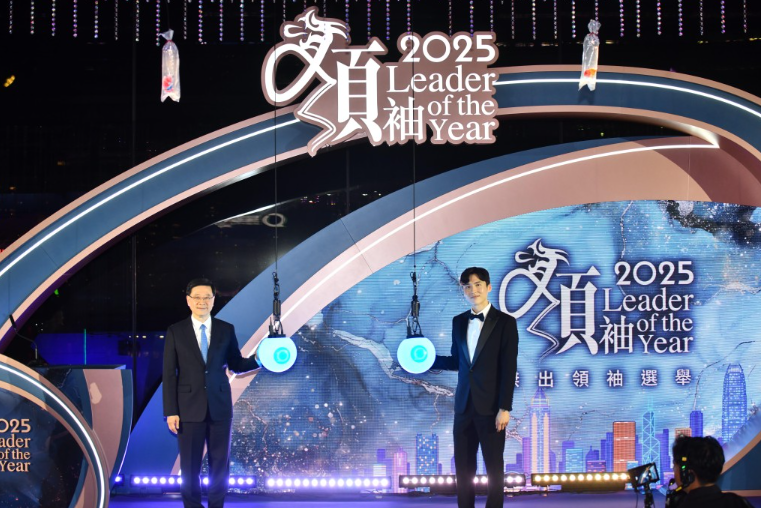 特首李家超（左）与星岛新闻集团主席蔡加赞（右）主席开幕典礼。