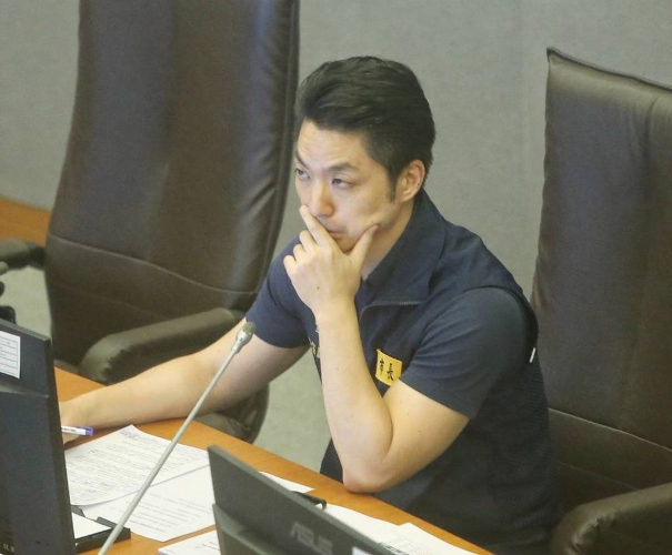 邱议莹呛台风假“经济损失算谁的 ？”蒋万安回击了
