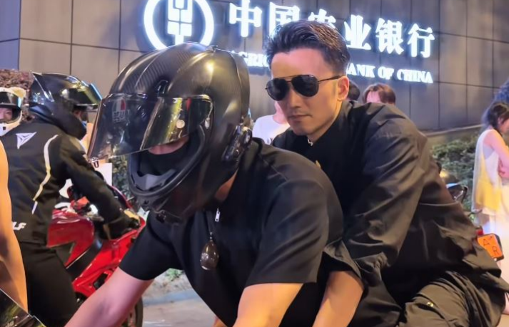 重庆“落地签”︱谢霆锋等明星捧场，电单车约拍爆红最平¥198