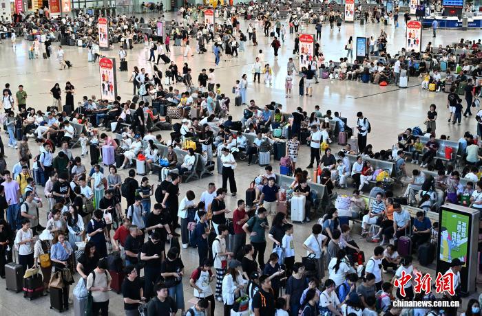上半年中国铁路发送旅客超23亿人次，创历史同期新高