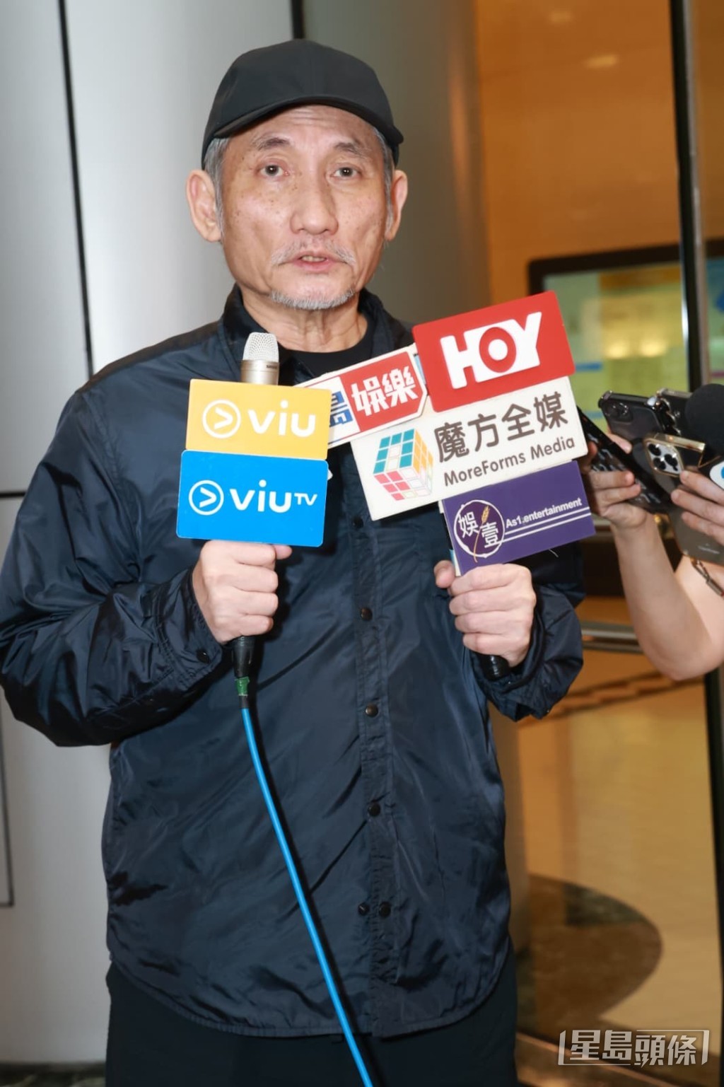 施南生前夫徐克会见记者。 施南生前夫徐克会见记者。